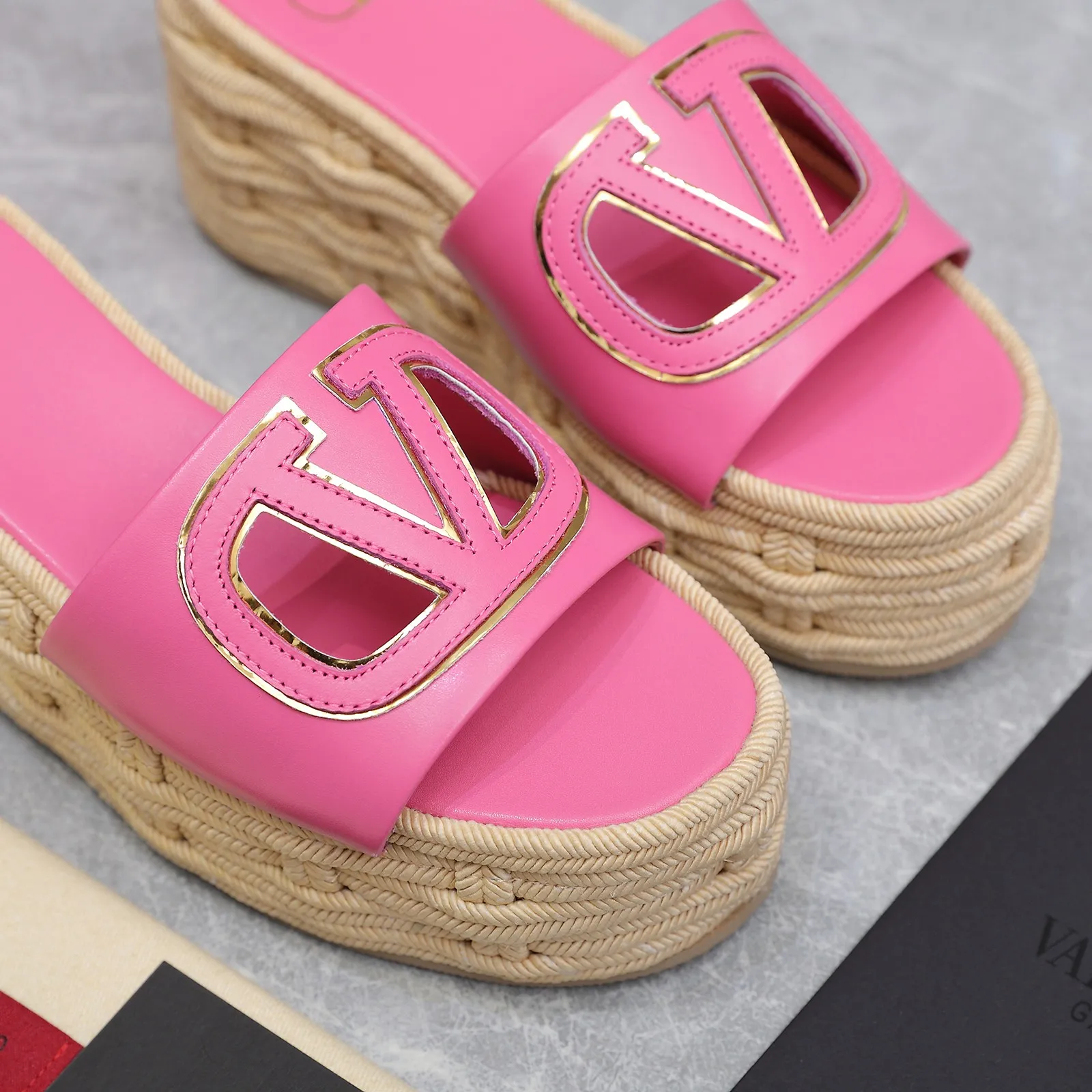 👟👟Ex-factory price 640👟👟The highest version💯💯💯 2024 early spring counter catwalk style updated simultaneously 💗Valentino💗Valentino Wedge hemp rope bottom slippers/follow-up sandals series ——————————Top version Super creative craft design highlights the brand’s unique style, luxury fashion and highly recognizable Exquisite round head, perfect side arc, extremely pure taste, ladylike temperament and full of femininity‼ ️ Upper: Made of imported cowhide. Lining: Made of mixed sheepskin. Italian imported cowhide outsole. Wedge heel back height: 8.5CM. Front height: 5.5CM. Code number: 35-41 (41 customized)